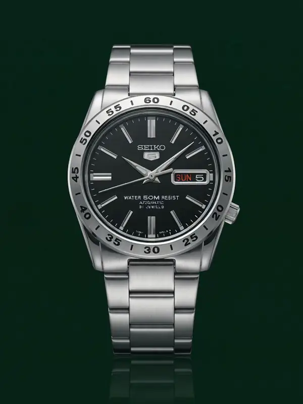A Seiko 5 watch from smarttime.ba assembling from its parts, illustration
